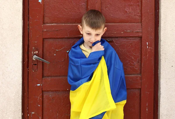 Украинский Маленький Ребенок Стоит Улице Поддерживая Родину Маленький Ребенок Покрытый — стоковое фото