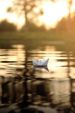Güzel bir gün batımında kağıttan bir tekne suda yüzüyor. Origami gemisi yelken açıyor. Rüya, gelecek, çocukluk, özgürlük ya da umut kavramı.