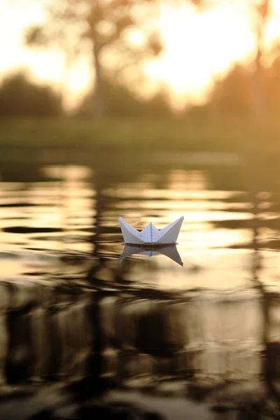 Een Papieren Boot Drijft Golven Het Water Bij Een Prachtige — Stockfoto