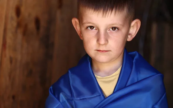 Niño Pequeño Ucraniano Está Aire Libre Apoyando Patria Niño Pequeño — Foto de Stock