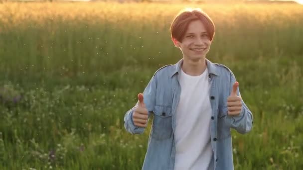 Pemuda Positif Tersenyum Kamera Dan Menunjukkan Jempol Tanda Luar Rumah — Stok Video