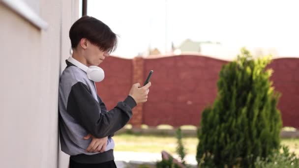 Fešák Dospívající Pomocí Smartphone Venku Atraktivní Mladý Muž Komunikace Chatování — Stock video