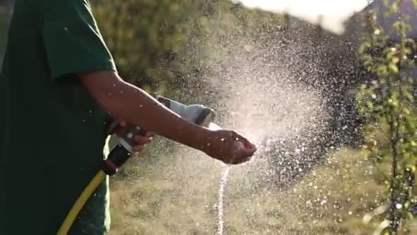 Kind Spielt Mit Wasserschlauch Sprinkler Garten Sonniger Sommertag Kinder Spielen — Stockvideo