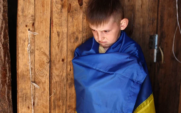 俄国对乌克兰的战争 在室外高举乌克兰国旗哭泣的乌克兰男孩 停止战争 反战抗议 哭泣沮丧绝望 希望人类和平 强调恐怖升温恐惧 — 图库照片