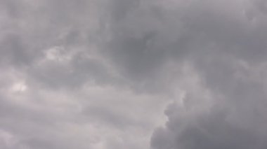 Zaman ayarlı karanlık gökyüzü bulutu arka plan ağır çekim destansı fırtına tropikal gün batımı kara bulut fırtınası. dijital sinema kompozisyonu arka plan akşam hızla uzaklaşıyor. konsept hareket gökyüzü bulutları