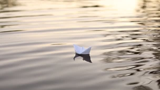 Barco Papel Reflexo Água Sol Sobre Belo Pôr Sol Navio — Vídeo de Stock