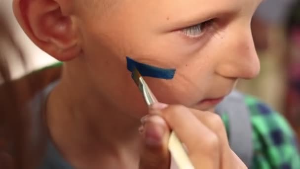 Gros Plan Peinture Visage Enfant Garçon Drapeau Ukraine Couleurs Bleu — Video