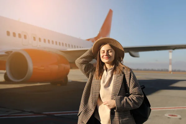 Tourism Vacation People Concept Happy Smiling Young Woman Wearing Hat — Foto Stock