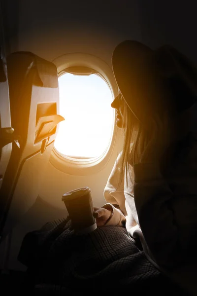 Μια Νεαρή Γυναίκα Στο Αεροπλάνο Γυναίκα Τουρίστρια Κάθεται Στο Ανοιχτό — Φωτογραφία Αρχείου