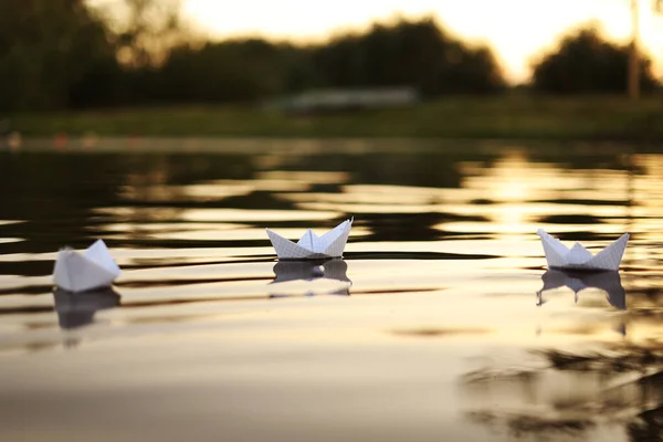 Três Barcos Papel Flutuando Sobre Ondas Água Belo Pôr Sol — Fotografia de Stock