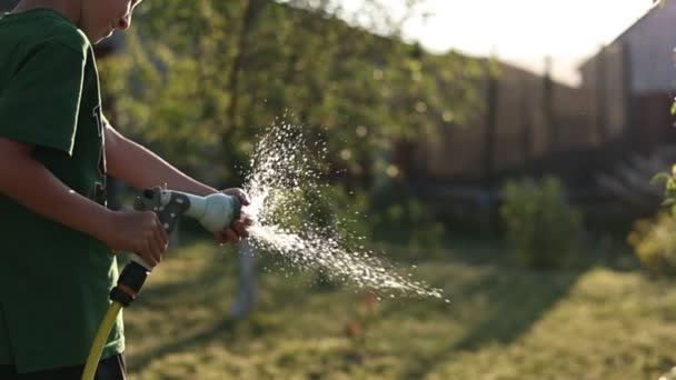 Kind Spielt Mit Wasserschlauch Sprinkler Garten Sonniger Sommertag Kinder Spielen — Stockvideo