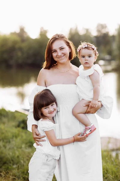 Ibu Dengan Dua Putri Kecil Luar Ruangan Saat Musim Panas — Stok Foto