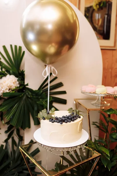 Festive Arch White Cake Berries Gold Air Balloon White Flowers — Stock Photo, Image