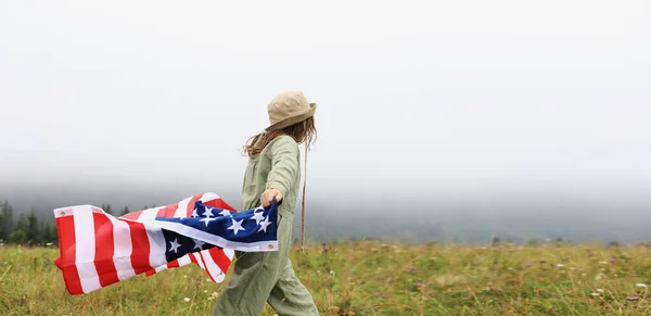 Smuk Pige Hat Med Det Amerikanske Flag Tågede Bjerge Uafhængighedsdag - Stock-foto