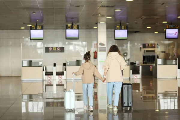 Familia Aeropuerto Antes Del Vuelo Vista Trasera Madre Con Hija —  Fotos de Stock