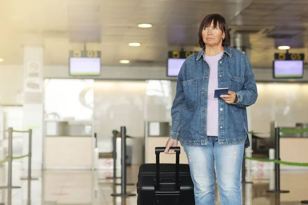 Donna Mezza Età Che Viaggia Abiti Casual Donna Aeroporto Con — Foto Stock