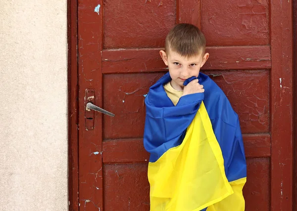 Украинский Маленький Ребенок Стоит Улице Поддерживая Родину Маленький Ребенок Покрытый — стоковое фото
