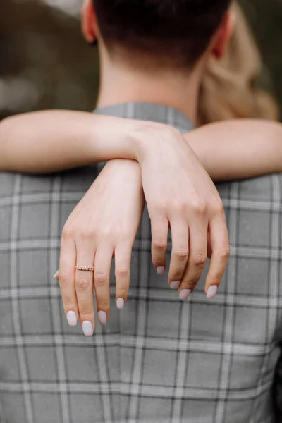 Jonge Vrouw Kruist Haar Handen Nek Van Man Bruiden Hand — Stockfoto