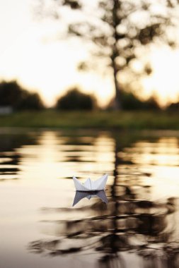 Güzel bir gün batımında kağıttan bir tekne suda yüzüyor. Origami gemisi yelken açıyor. Rüya, gelecek, çocukluk, özgürlük ya da umut kavramı.