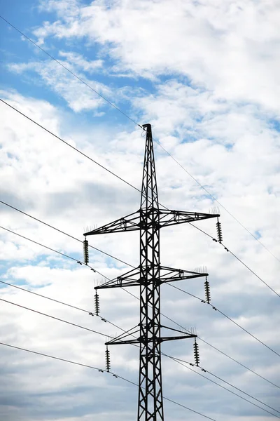 青い空の背景に高電圧電源ライン 配電所だ パノラマ上の極の電気網 パワータワー — ストック写真