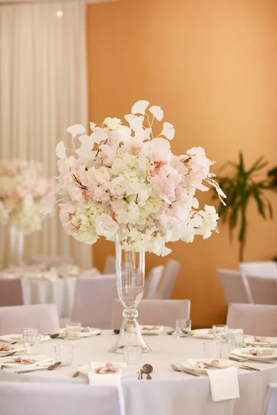 Decoración Boda Festiva Hermosas Flores Blancas Rosadas Frescas Jarrón Cristal — Foto de Stock