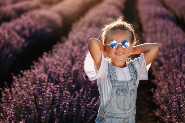 Gün Batımında Lavanta Tarlasında Sevimli Bir Kız Çocuğu Güneş Gözlüklü — Stok fotoğraf