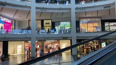 Castellon, İspanya 25 Haziran 2022 yaz giysi satışı. İspanya 'daki mağazalarda çılgın indirimler. Yaz indirimi sırasında alışveriş merkezinde bir sürü insan vardı.