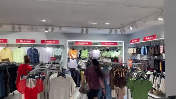 Castellon Spain June 2022 Summer Clothing Sale Crazy Discounts Stores — Vídeo de Stock