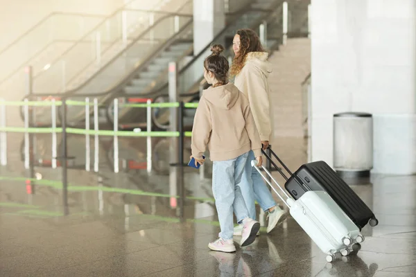 Viaje Vacaciones Retrato Joven Feliz Familia Posando Aeropuerto Mamá Hija —  Fotos de Stock
