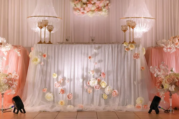 Decoração Mesa Casamento Festivo Com Lustres Cristal Castiçais Dourados Velas — Fotografia de Stock