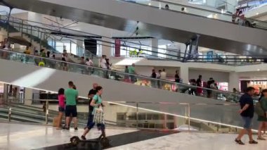 Castellon, İspanya 25 Haziran 2022 yaz giysi satışı. İspanya 'daki mağazalarda çılgın indirimler. Yaz indirimi sırasında alışveriş merkezinde bir sürü insan vardı.