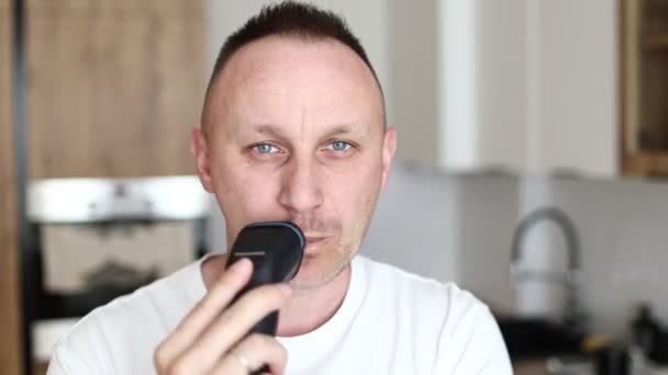 Alegre Divertido Guapo Caucásico Hombre Blanco Camiseta Afeitarse Cantando Canción — Vídeos de Stock