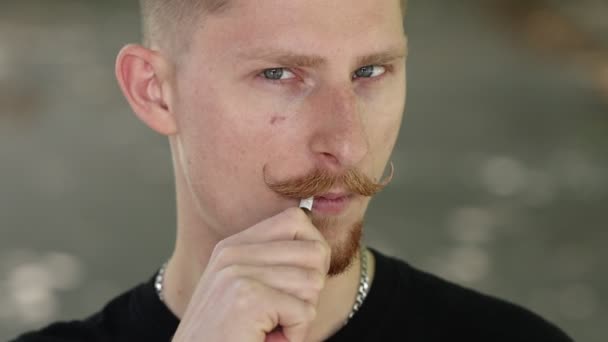 Pohledný Mladý Muž Plnovousem Knírkem Vaping Electronic Cigarette Hipster Chlap — Stock video