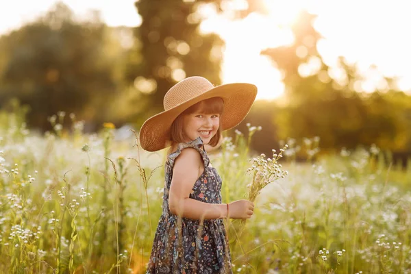 Lächelndes Kindermädchen Einem Großen Strohhut Mit Strauß Wildblumen Auf Einer — Stockfoto