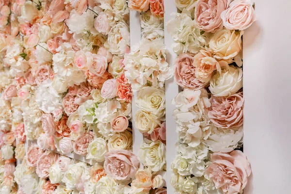 Harika pembe ve beyaz güller, şakayıklar ve ortancalar, düğün süslemeleri, el yapımı