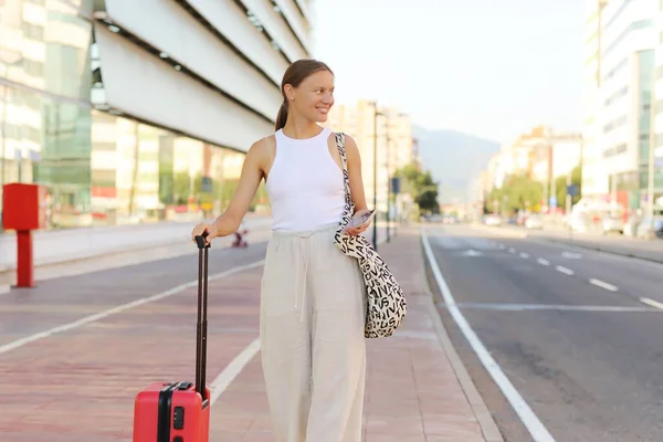 Smiling Beautiful Young Woman Red Suitcase Waiting Taxi City Arrived — Foto Stock