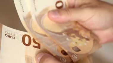 Adam Para Sayıyor. 50 Euro 'luk banknotları saymak için erkek ellerine yaklaş. Avro döviz kuru. Nakit para hesaplaması. Maaş kavramı.