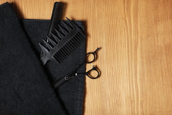 Makas, tarak, fırça, profesyonel kuaför aletleri. Berber malzemeleri seti ahşap masa arkasında izole edilmiş. Meslek, sanat, kişisel bakım. Dergi. Boşluğu kopyala.