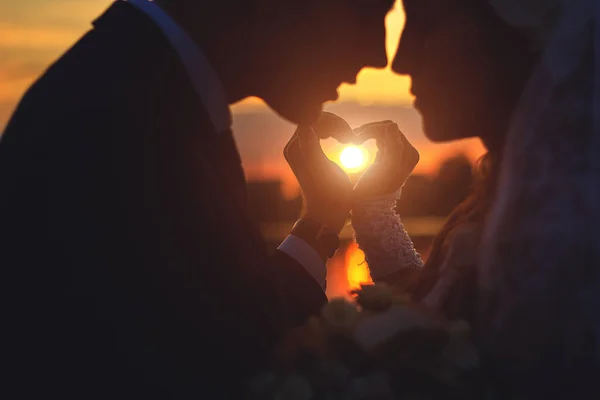 Silhouette Young Wedding Couple Doing Heart Shape Sunlight Passing Hands — Stok fotoğraf
