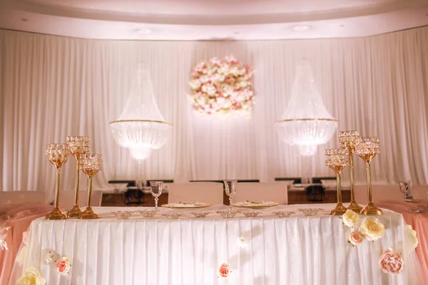 Festliche Tischdekoration Mit Kristallleuchtern Goldenen Kerzenleuchtern Kerzen Und Weiß Rosa — Stockfoto