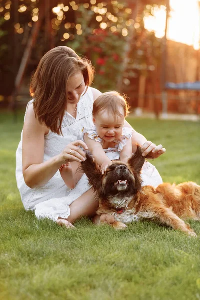 Family Nature Weekend Young Beautiful Mother Child Girl Playing Having — Stockfoto