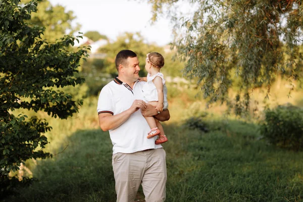 Fathers Day Smiling Dad Hugging His Little Daughter Green Park — Stock fotografie