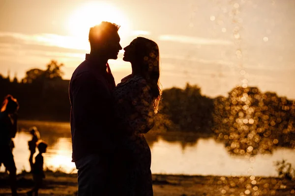 Силуэт Любящей Пары Обнимающейся Озере Закате Красивая Молодая Пара Влюблена — стоковое фото