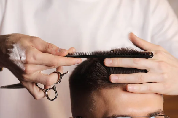 Hands Barber Using Scissors Cut Customer Hair Salon Barber Cuts — Zdjęcie stockowe