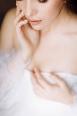 Güzellik konsepti Pembe bukleli parlak makyajlı, gösterişli, genç bir esmer kadının portresi. Stüdyo Çekimi, Kırpılmış. Yüz bakımı. Kozmetoloji, cilt bakımı ve kaplıca.