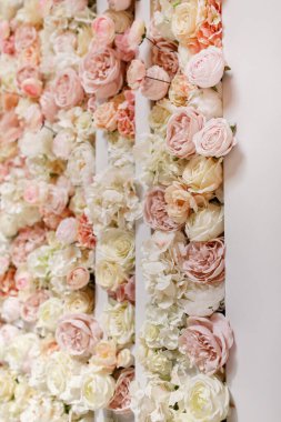 Harika pembe ve beyaz güller, şakayıklar ve ortancalar, düğün süslemeleri, el yapımı