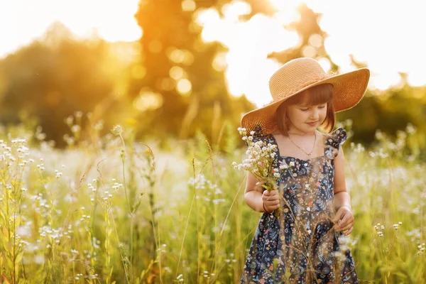 Улыбающаяся Девочка Большой Соломенной Шляпе Мамочки Букетом Полевых Цветов Зеленом — стоковое фото