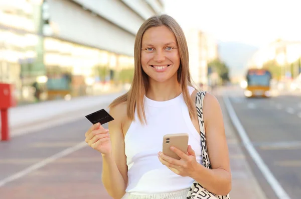 Beautiful Smiling Young Woman Consumer Credit Card Smartphone Looks Camera — стоковое фото