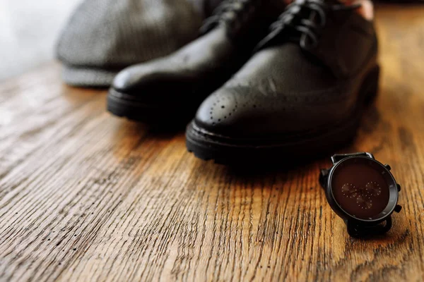 Erkek Kıyafetleri Siyah Klasik Ayakkabılar Saat Ahşap Arka Planda Izole — Stok fotoğraf