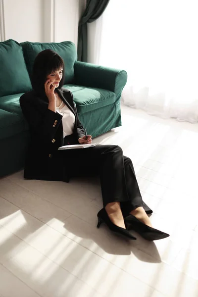 Businesswoman Talking Smartphone Tired Brunette Woman Sitting Close Green Sofa — Stock Photo, Image